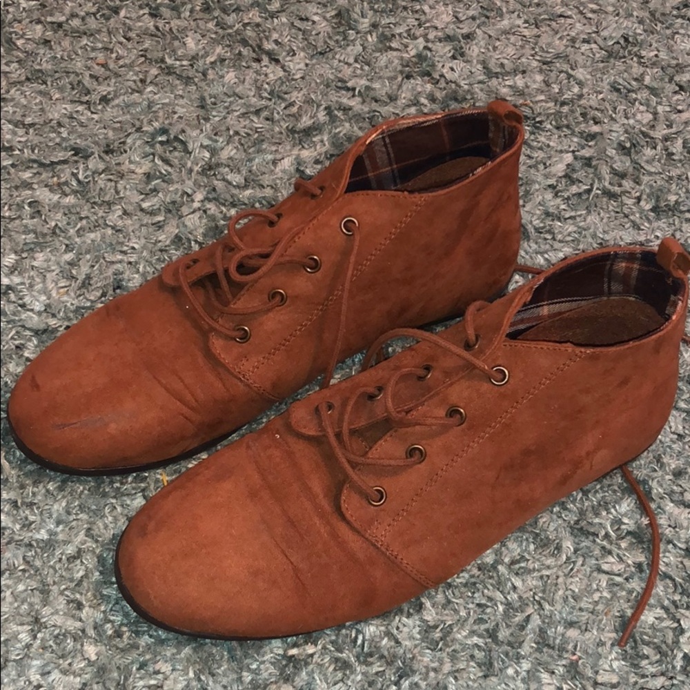 Tan lace up shoes